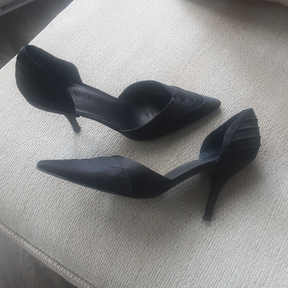 High heeled shoes black